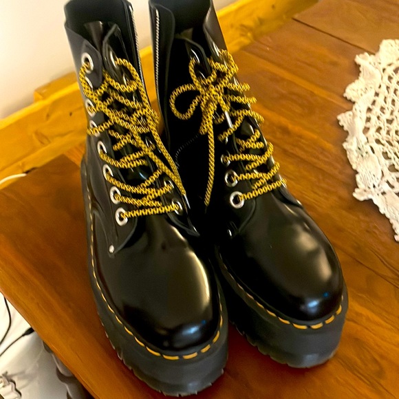 Doc martens , Air martens only worn 2 times, in great condition! - Picture 1 of 1